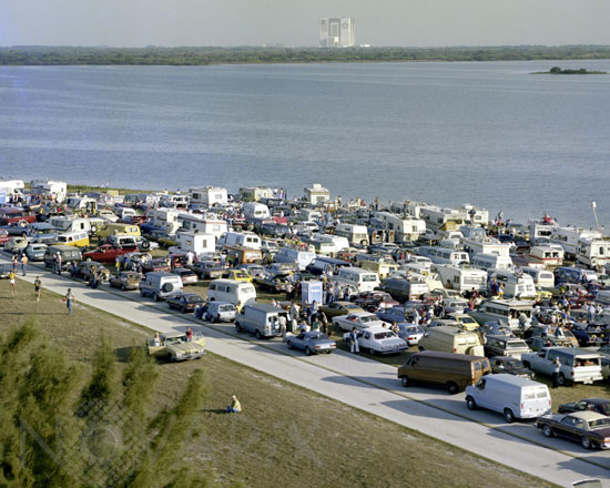 Spectateurs du premier décollage de la navette spatiale 04/81