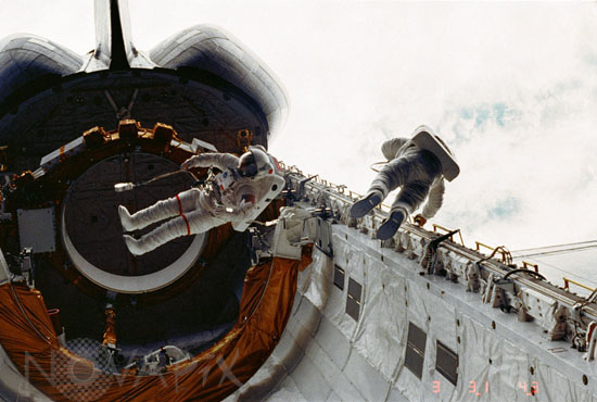 Astronauts extravehicular activity. 04/1983