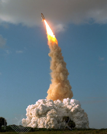 Launch of Shuttle Discovery STS-31. Apr 24 1990
