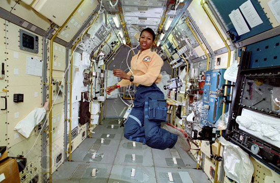 STS-47: Mae Jemison en apesanteur dans Spacelab