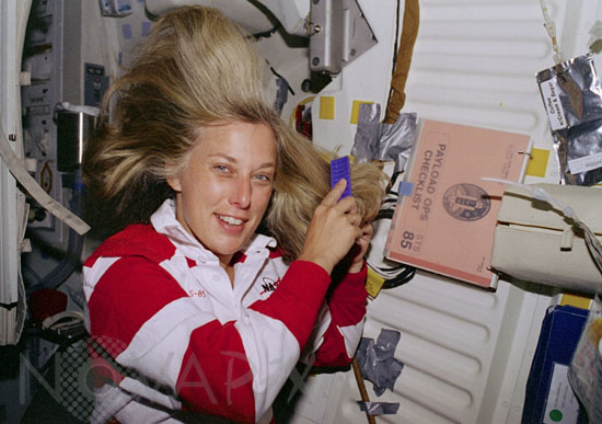 J.Davis se coiffe en apesanteur STS-85 08/1997