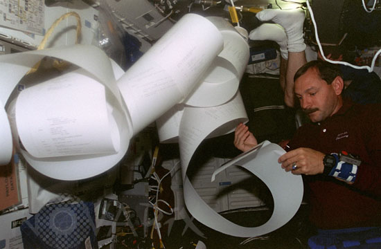 Data checking in space shuttle Discovery. 08/1997