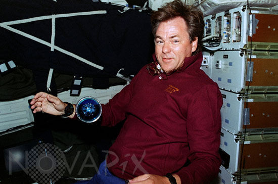Astronaute et expérience de microgravité