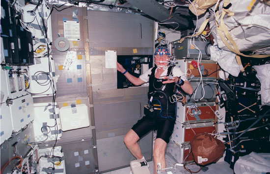 J.Glenn dans Discovery STS-95 10-11/1998