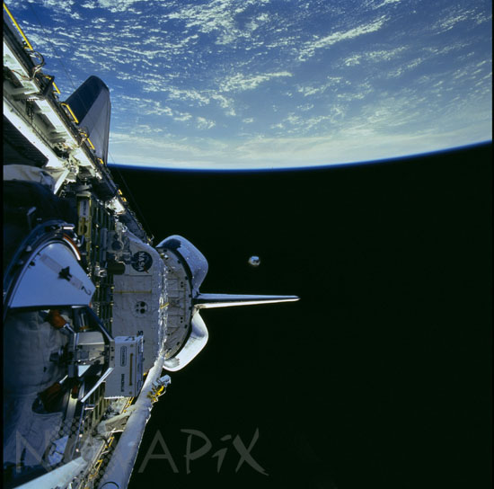 Navette Discovery en orbite et satellite 06/1999
