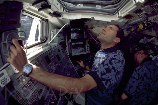 J.F. Clervoy manipule le bras de la navette STS-103 -12/1999