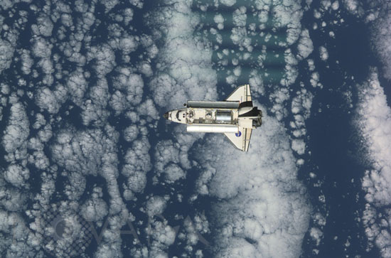 Discovery approaches the International Space Station 08/2001