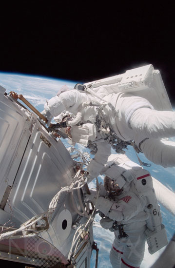Astronauts are working on ISS -08/2001