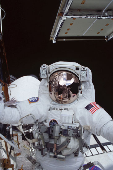 Richard Linnehan spacewalk. 03/2002