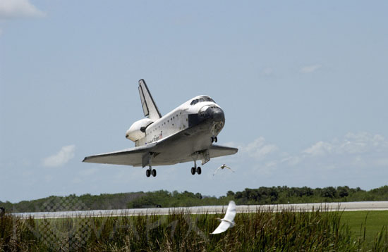 Space shuttle Atlantis is landing in Florida. 04/2002