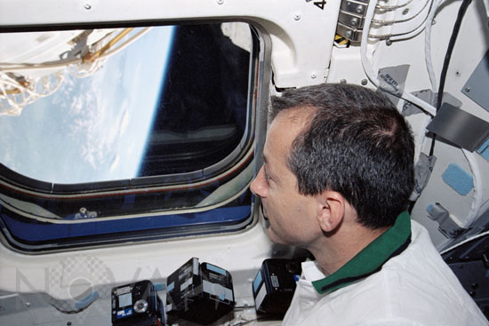 Astronaut Philippe Perrin is looking at earth. 06/2002