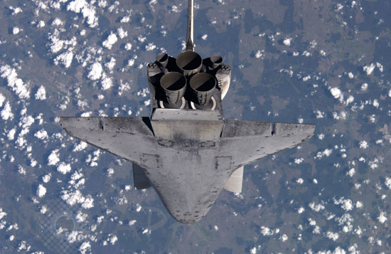 Discovery is manoeuvring to show its heat shield 07/2005