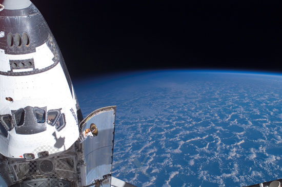 Terre et navette spatiale