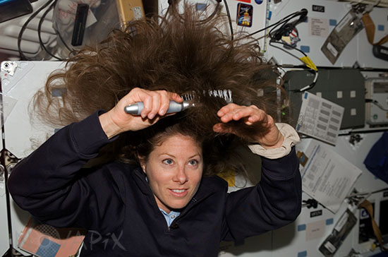 Tracy Caldwell se coiffe en apesanteur STS-118 08/2007
