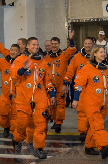 Sortie des astronautes pour le départ. STS-120- 10-2007