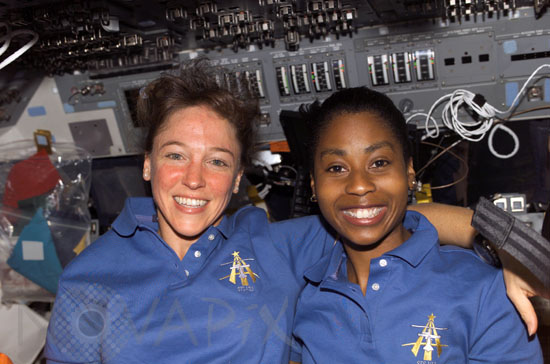 L. Nowak et S. Wilson à  bord de Discovery