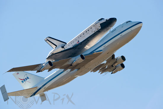 La navette spatiale Endeavour en transfert