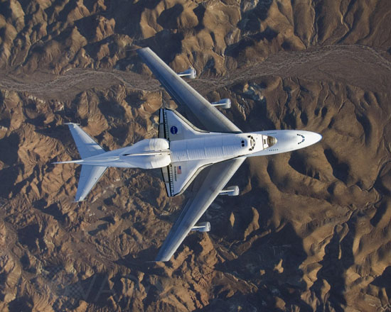 La navette spatiale Endeavour en transfert