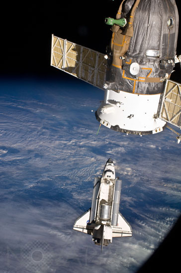 Discovery is manoeuvring seen from ISS - 04/2010