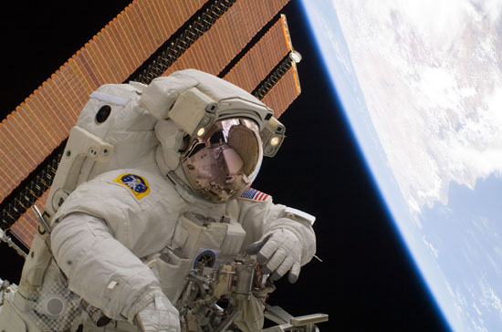 Sortie d'astronaute dans l'espace