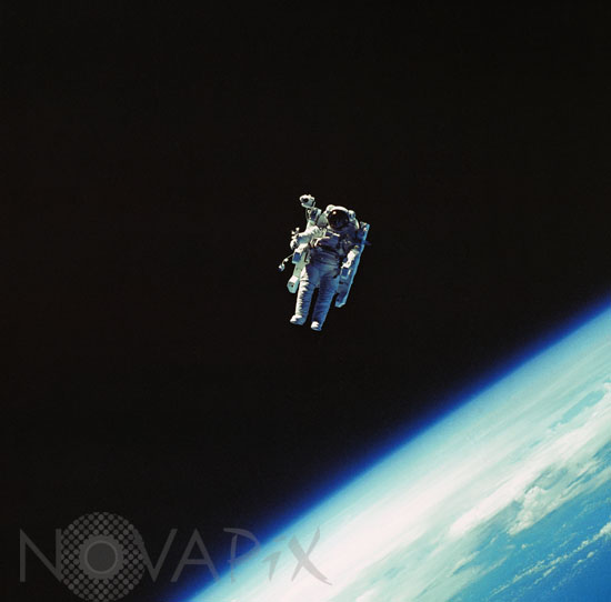 Sortie extra-véhiculaire de Robert L. Stewart. STS-41-B-02/1984
