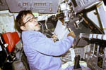 STS-1: J. Young dans la navette 04/1981
