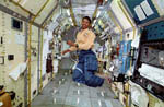 STS-47: Mae Jemison en apesanteur dans Spacelab