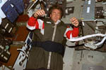 B.Tryggvason endormi à  bord de la navette Discovery 08/1997