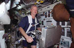 S.Hawley fait du sport dans Columbia STS-93 07/1999