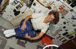 E.Collins en apesanteur dans Columbia STS-93 07/1999