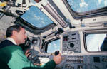 C.Brown dans la navette Discovery STS-95