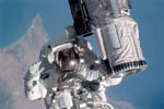 Sortie extra-véhiculaire de M.Gerhardt STS-104 07/2001