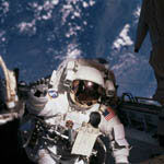 Sortie extra-véhiculaire de P. Forrester STS-105 08/2001