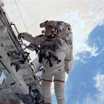 Sortie extra-véhiculaire de D. Barry STS-105 08/2001