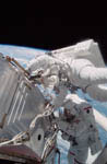 Sortie extra-véhiculaire d'astronautes. STS-105 08/2001