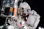 Sortie extra-véhiculaire de P. Forrester STS-105 08/2001