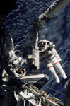 Sortie extra-véhiculaire de L. Godwin and D. Tani STS-108 12/2001