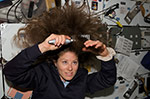 Tracy Caldwell se coiffe en apesanteur STS-118 08/2007
