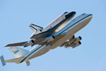 La navette spatiale Endeavour en transfert