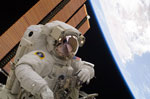 Sortie d'astronaute dans l'espace