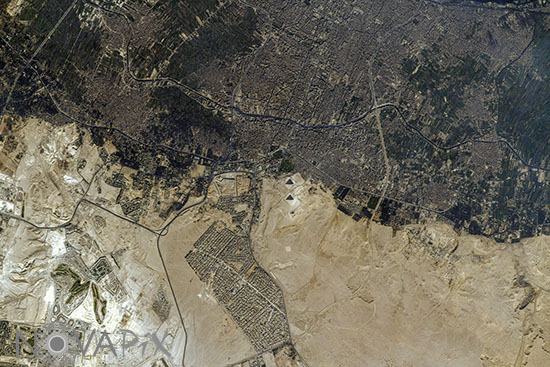 Pyramides de Gizeh vues de l'espace -Egypte-