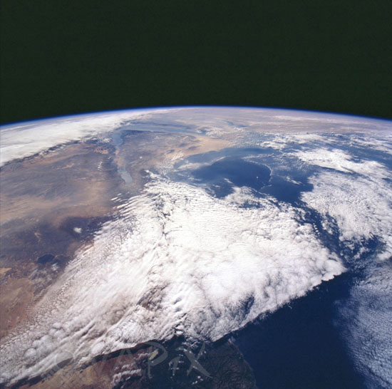Nuages sur la Mediterranée vus par la navette Endeavour