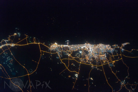 Dubai vue de nuit depuis l'espace