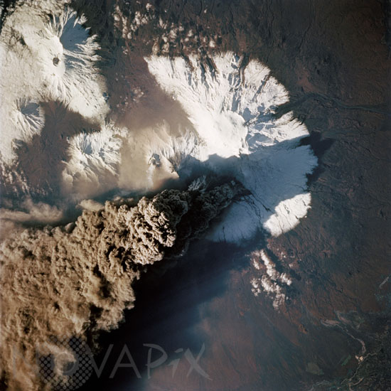 Eruption du volcan Kliuchevskoi (Russie) vue depuis l'espace 09/1994