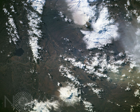 Eruption du volcan Kliuchevskoi (Russie) vue depuis l'espace 09/1994