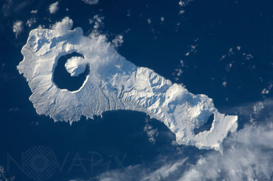 Ile volcanique Onekotan (Russie) vue depuis l'espace