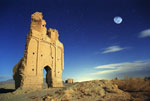 Lune et ciel étoilé sur une ancienne cité en Iran