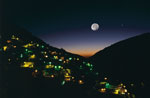 La Lune sur le village de Masuleh en Iran