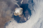 Eruption du volcan Sarychev (Russie) vue depuis l'espace