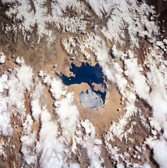 Cratère d'impact Kara-Kul vu depuis l'espace
